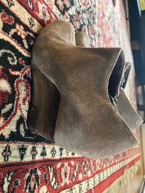 Vince camuto suede wedges size 7.5